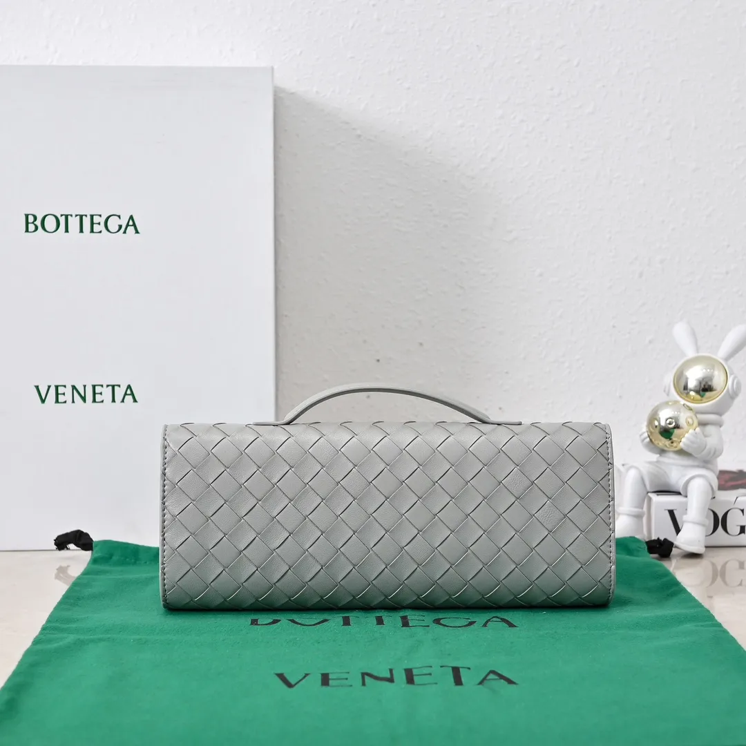 The batch of 1360 BV Andiamo evening handbags has been heavily planted again~ The designer aesthetics in the era of economic downturn are back. I fall in love with it at first sight and can't put it down. It's so beautiful and full of aura. The shape and texture are very competitive. It's light in weight and has sufficient capacity. It's a must-have for fashionistas. It's suitable for many occasions, minimalist, high-end and light luxury. Model No.: 741511 Size: 31*13*3cm